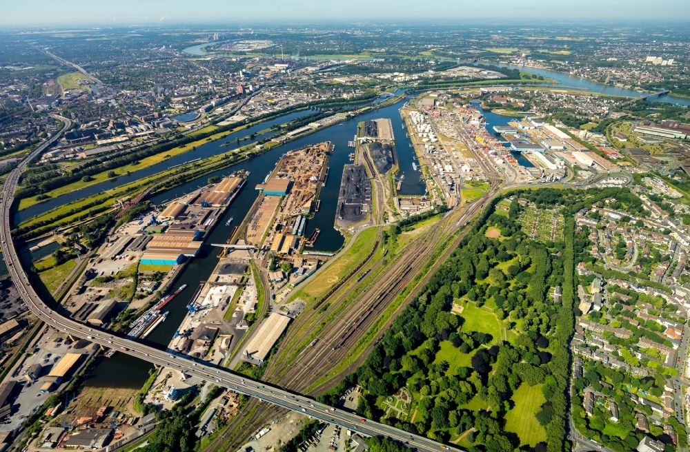 Duisburg von oben - Hafenanlagen am Ufer des Flußverlaufes der Ruhr im Ortsteil Ruhrort in Duisburg im Bundesland Nordrhein-Westfalen, Deutschland