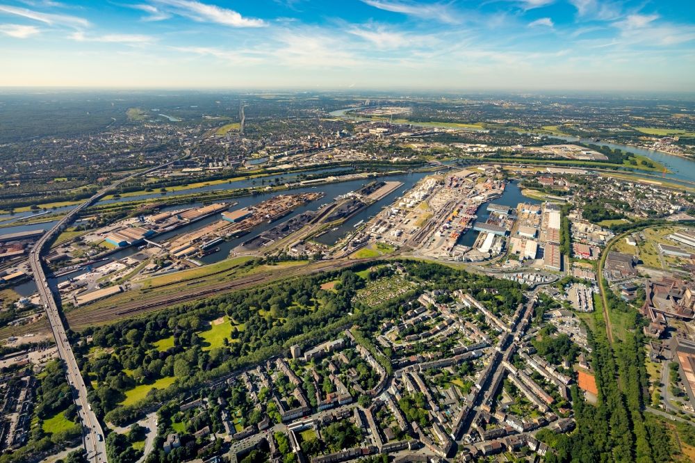 Luftaufnahme Duisburg - Hafenanlagen am Ufer des Flußverlaufes der Ruhr im Ortsteil Ruhrort in Duisburg im Bundesland Nordrhein-Westfalen, Deutschland