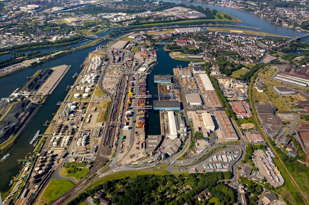 Luftbild Duisburg - Hafenanlagen am Ufer des Flußverlaufes der Ruhr im Ortsteil Ruhrort in Duisburg im Bundesland Nordrhein-Westfalen, Deutschland