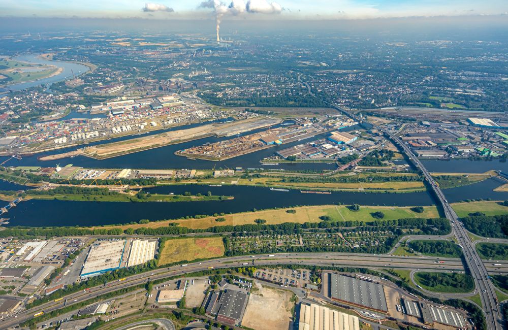 Luftaufnahme Duisburg - Hafenanlagen am Ufer des Flussverlaufes der Ruhr im Ortsteil Ruhrort in Duisburg im Bundesland Nordrhein-Westfalen, Deutschland