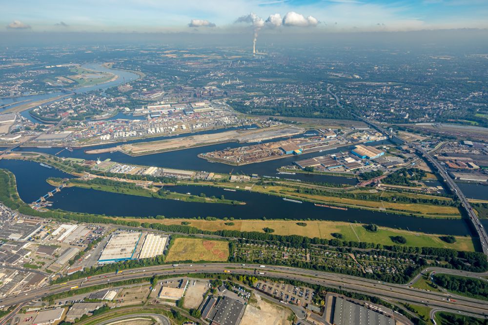 Duisburg von oben - Hafenanlagen am Ufer des Flussverlaufes der Ruhr im Ortsteil Ruhrort in Duisburg im Bundesland Nordrhein-Westfalen, Deutschland