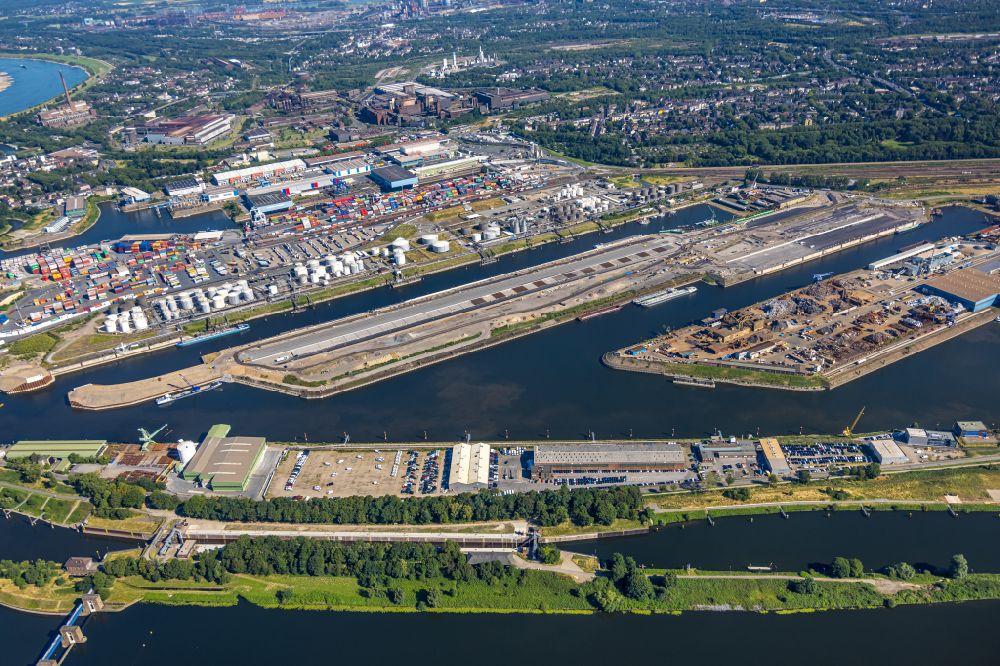 Duisburg von oben - Hafenanlagen am Ufer des Flussverlaufes der Ruhr im Ortsteil Ruhrort in Duisburg im Bundesland Nordrhein-Westfalen, Deutschland