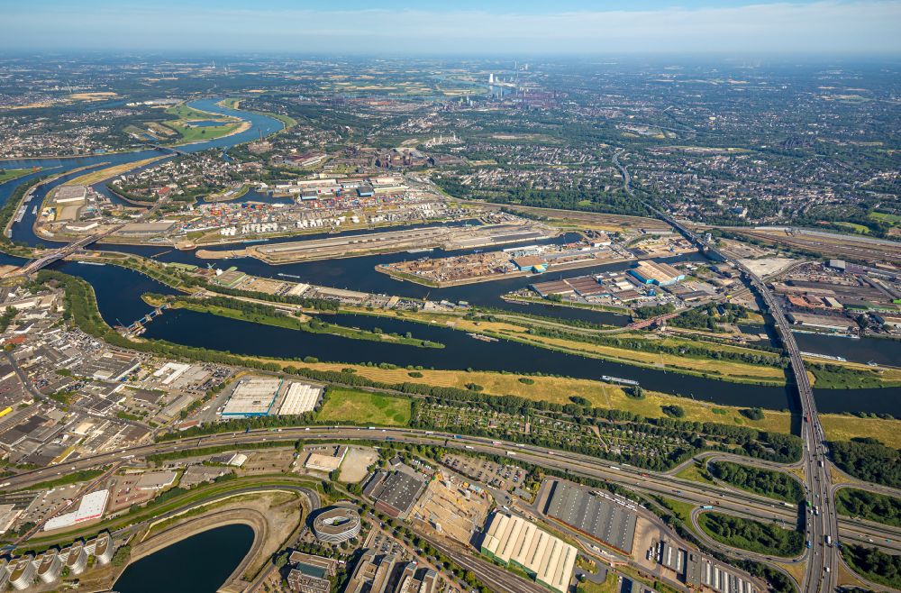 Luftbild Duisburg - Hafenanlagen am Ufer des Flussverlaufes der Ruhr im Ortsteil Ruhrort in Duisburg im Bundesland Nordrhein-Westfalen, Deutschland