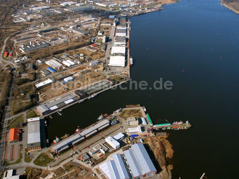 Luftaufnahme Rostock - Hafenanlagen am Ufer des Flußverlaufes der Unterwarnow im Ortsteil Schmarl in Rostock im Bundesland Mecklenburg-Vorpommern, Deutschland