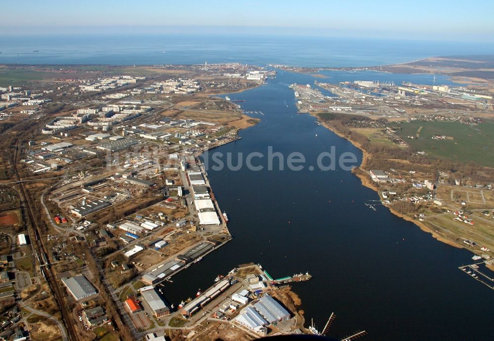 Rostock von oben - Hafenanlagen am Ufer des Flußverlaufes der Unterwarnow im Ortsteil Schmarl in Rostock im Bundesland Mecklenburg-Vorpommern, Deutschland