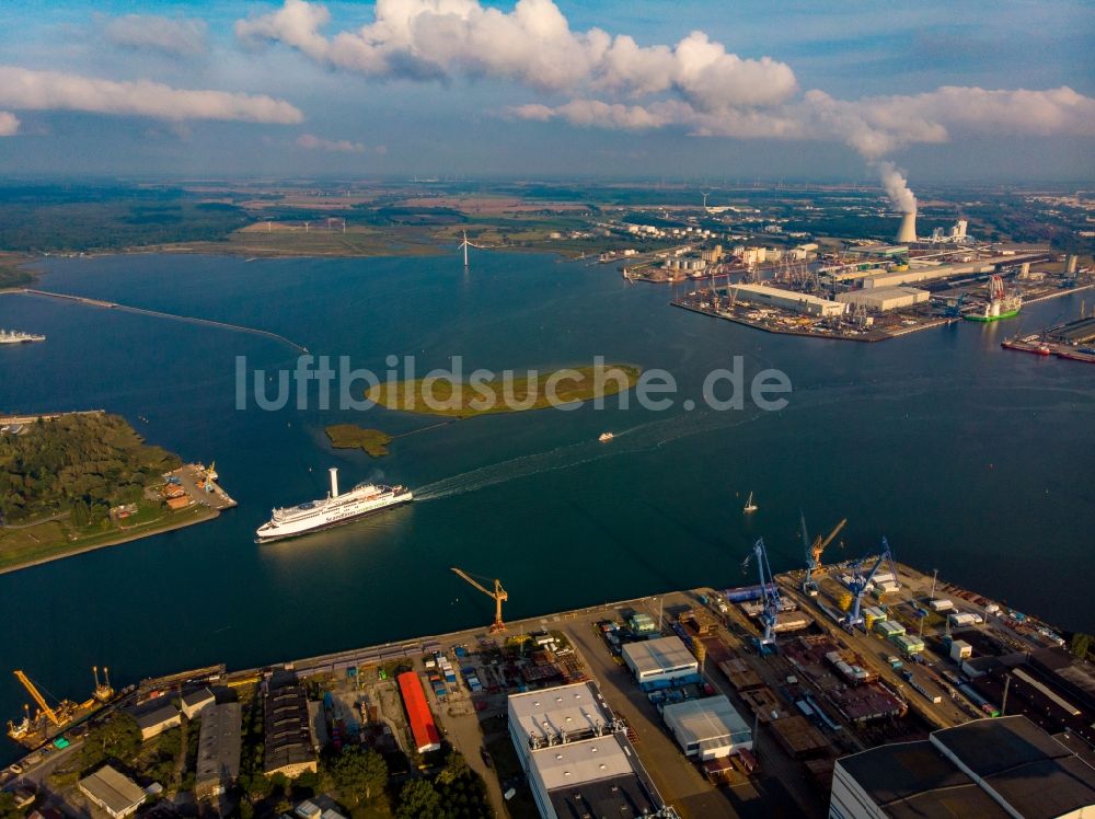 Rostock von oben - Hafenanlagen am Ufer des Flußverlaufes der Warnow in Warnemünde im Bundesland Mecklenburg-Vorpommern, Deutschland