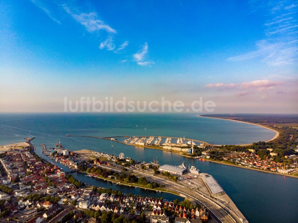 Rostock von oben - Hafenanlagen am Ufer des Flußverlaufes der Warnow in Warnemünde im Bundesland Mecklenburg-Vorpommern, Deutschland