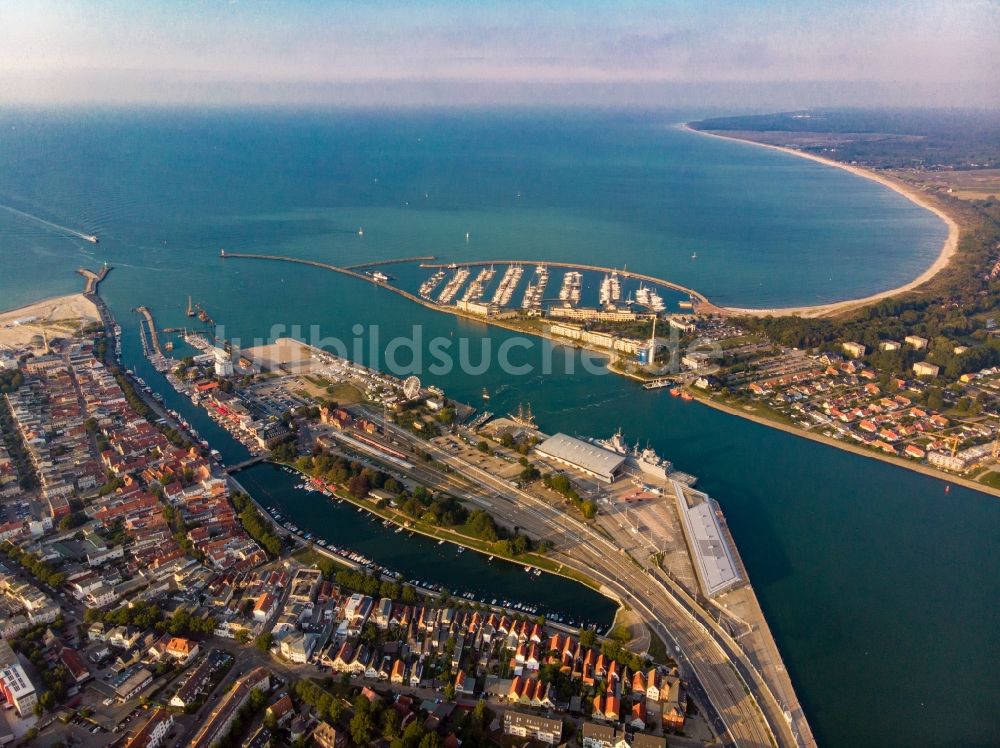 Luftbild Rostock - Hafenanlagen am Ufer des Flußverlaufes der Warnow in Warnemünde im Bundesland Mecklenburg-Vorpommern, Deutschland
