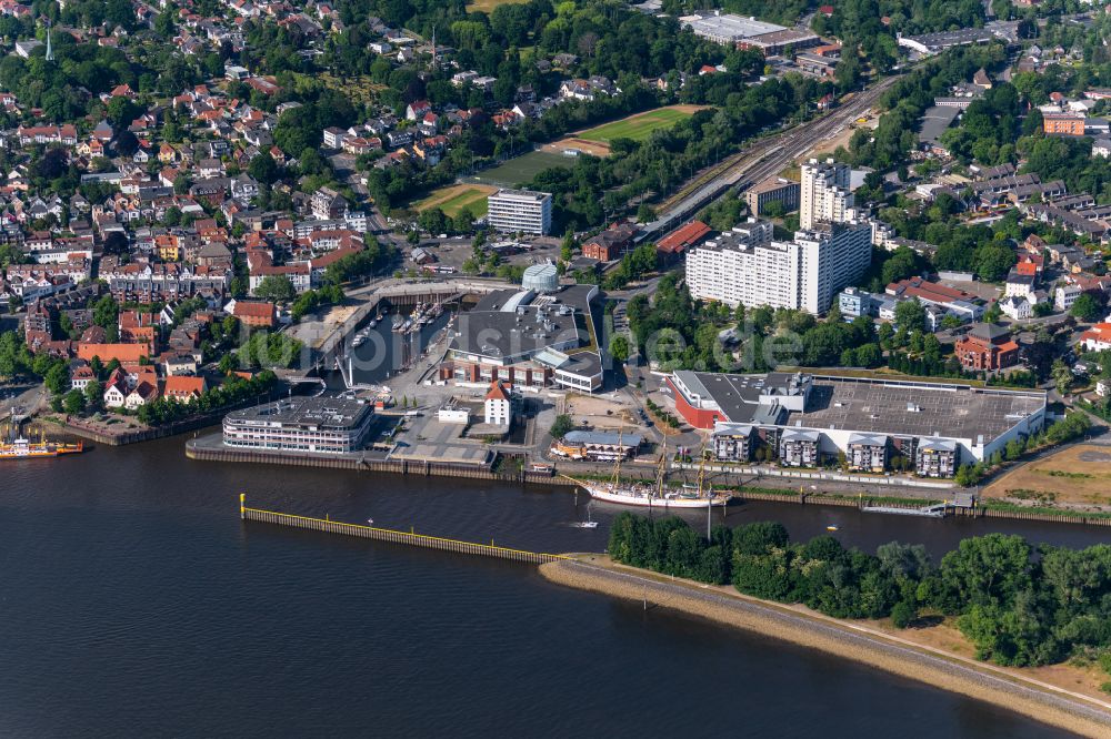Bremen aus der Vogelperspektive: Hafenanlagen am Ufer des Flussverlaufes der Weser mit Lesum und Schönebecker Aue in Bremen, Deutschland