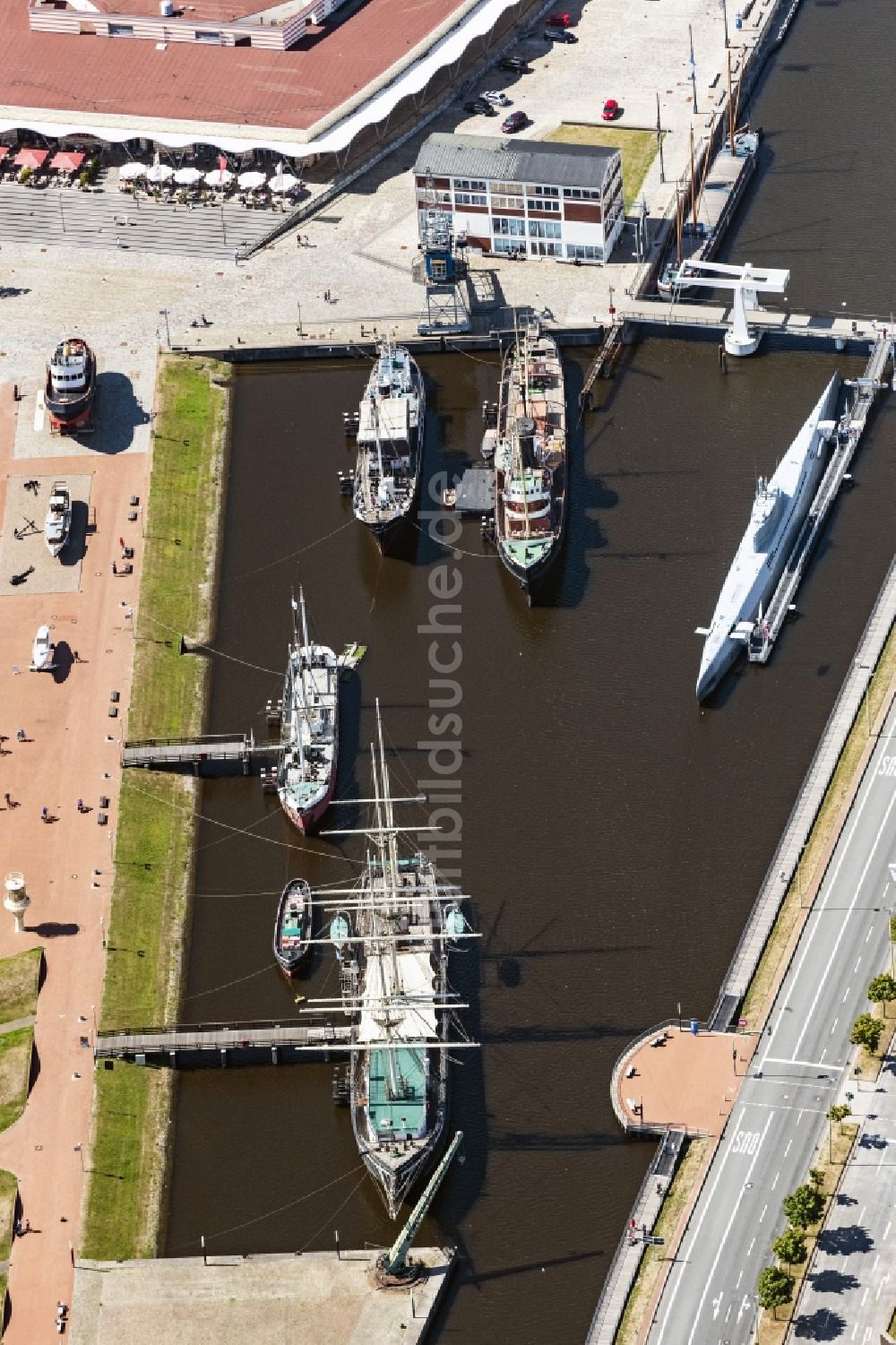 Luftaufnahme Bremerhaven - Hafenanlagen am Ufer des Hafenbeckens des Alten Hafen mit dem U-Boot Wilhelm Bauer in Bremerhaven im Bundesland Bremen, Deutschland