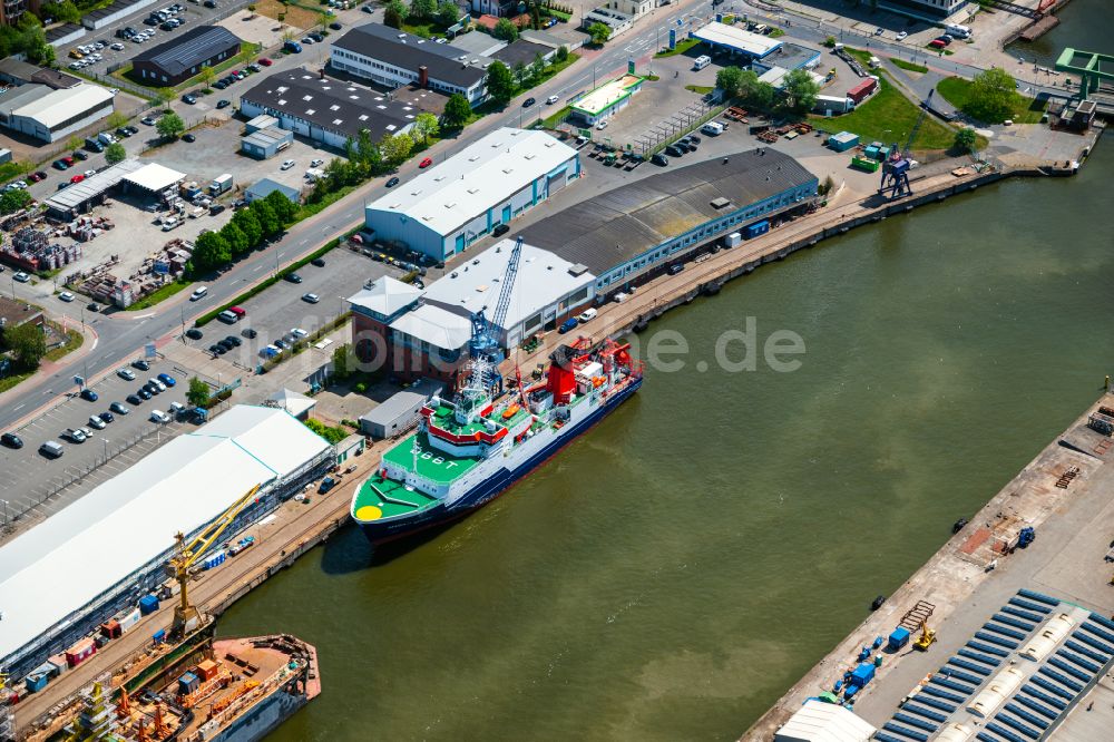 Luftbild Bremerhaven - Hafenanlagen am Ufer des Hafenbeckens des Alten Hafen mit dem Schiff der Küstenwache Mellum in Bremerhaven im Bundesland Bremen, Deutschland