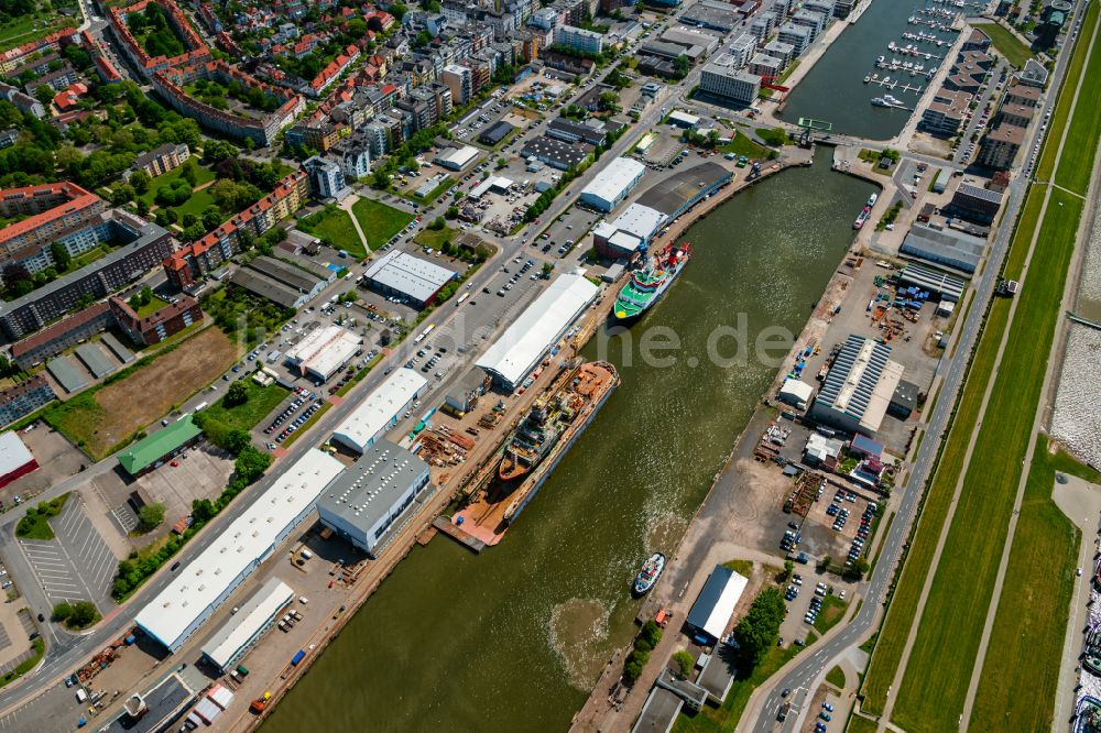 Luftaufnahme Bremerhaven - Hafenanlagen am Ufer des Hafenbeckens des Alten Hafen mit dem Schiff der Küstenwache Mellum in Bremerhaven im Bundesland Bremen, Deutschland
