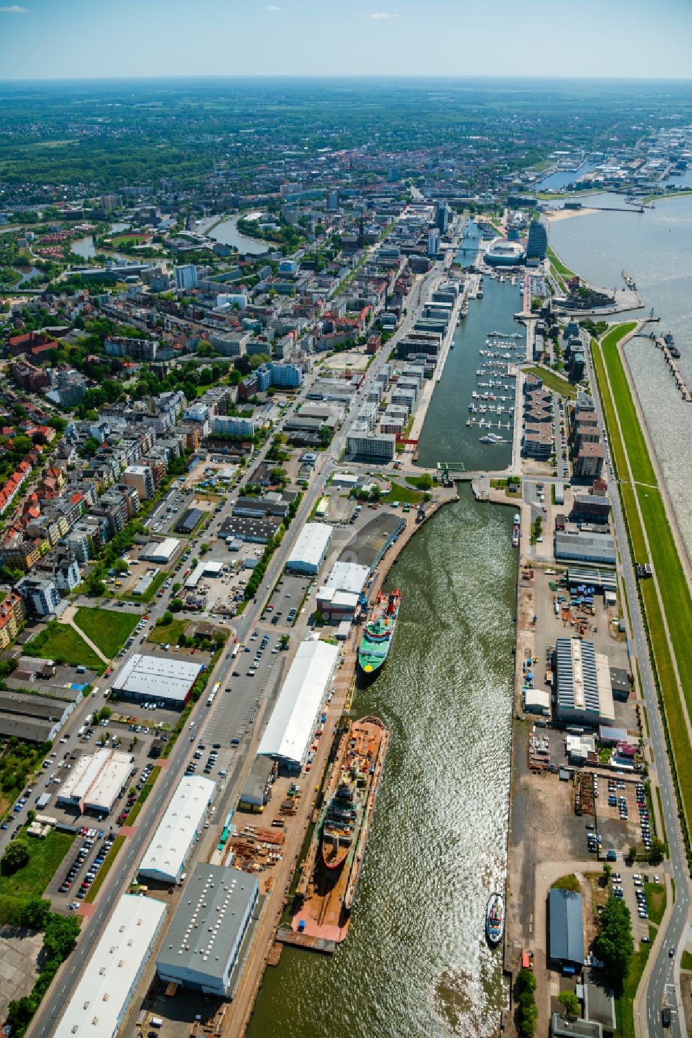 Bremerhaven von oben - Hafenanlagen am Ufer des Hafenbeckens des Alten Hafen mit dem Schiff der Küstenwache Mellum in Bremerhaven im Bundesland Bremen, Deutschland