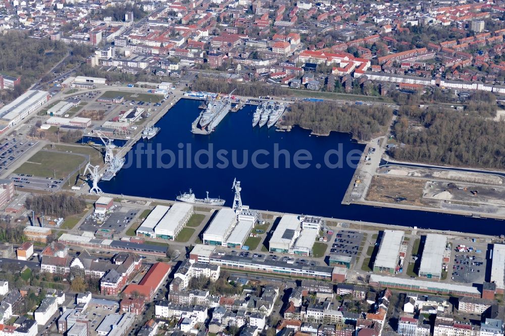Luftaufnahme Wilhelmshaven - Hafenanlagen am Ufer des Hafenbeckens Bauhafen in Wilhelmshaven im Bundesland Niedersachsen, Deutschland
