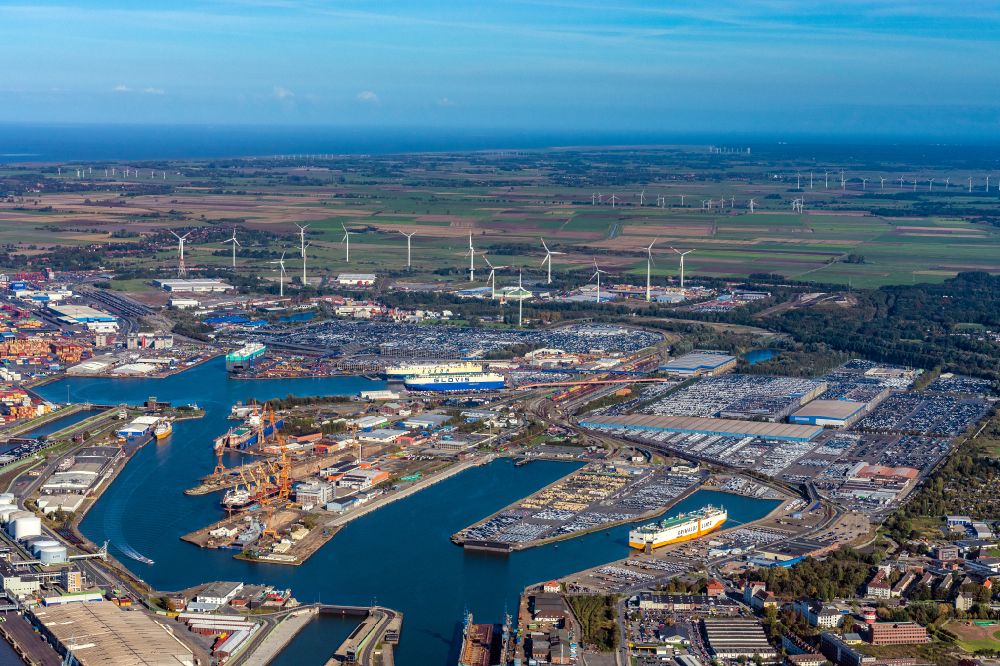 Luftbild Bremerhaven - Hafenanlagen am Ufer des Hafenbeckens Überseehafen, Berseehafen in Bremerhaven im Bundesland Bremen, Deutschland