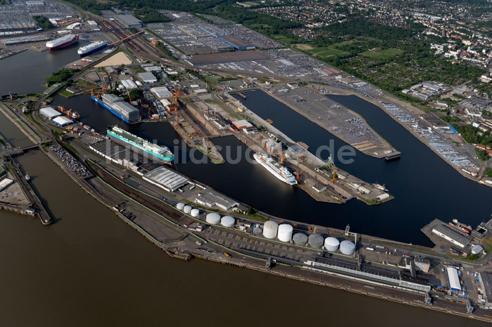 Luftaufnahme Bremerhaven - Hafenanlagen am Ufer des Hafenbeckens Überseehafen in Bremerhaven im Bundesland Bremen, Deutschland