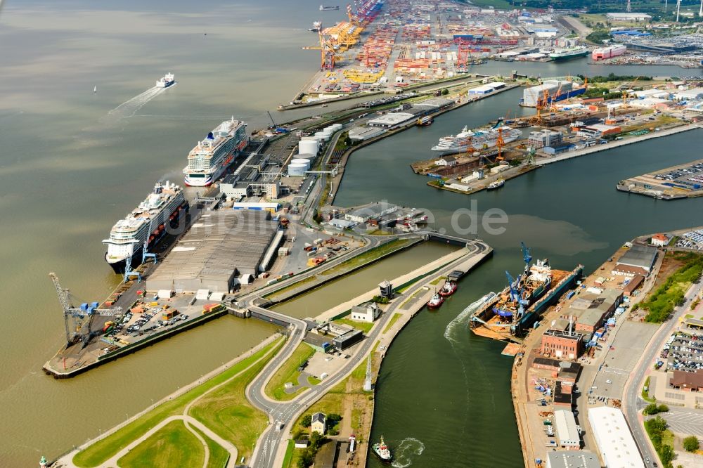 Bremerhaven aus der Vogelperspektive: Hafenanlagen am Ufer des Hafenbeckens in Bremerhaven im Bundesland Bremen, Deutschland