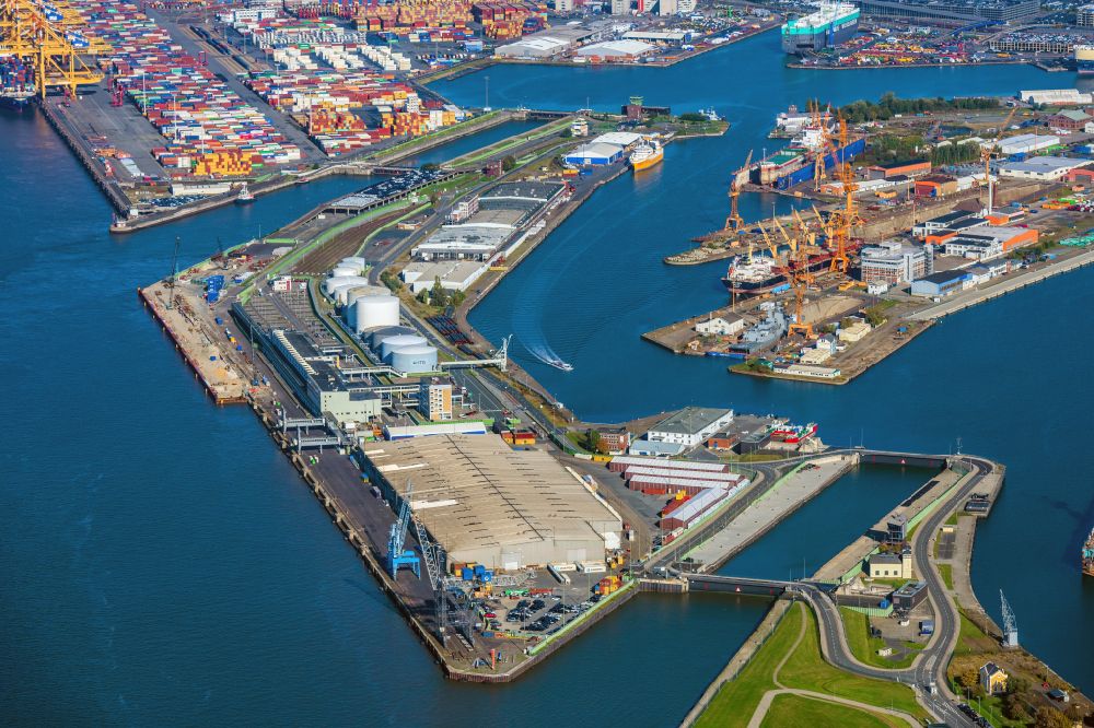 Luftaufnahme Bremerhaven - Hafenanlagen am Ufer des Hafenbeckens Columbuskaje in Bremerhaven im Bundesland Bremen, Deutschland