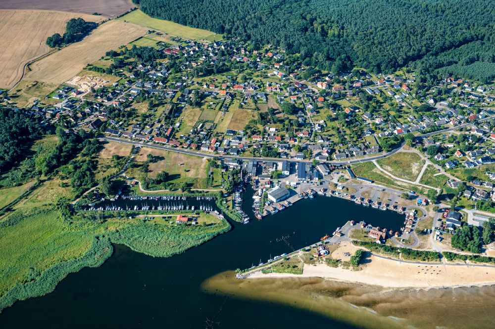 Luftbild Kröslin - Hafenanlagen am Ufer des Hafenbeckens Fischereihafen in Freest im Bundesland Mecklenburg-Vorpommern, Deutschland