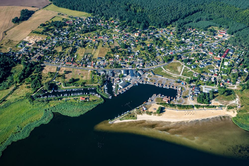 Luftaufnahme Kröslin - Hafenanlagen am Ufer des Hafenbeckens Fischereihafen in Freest im Bundesland Mecklenburg-Vorpommern, Deutschland