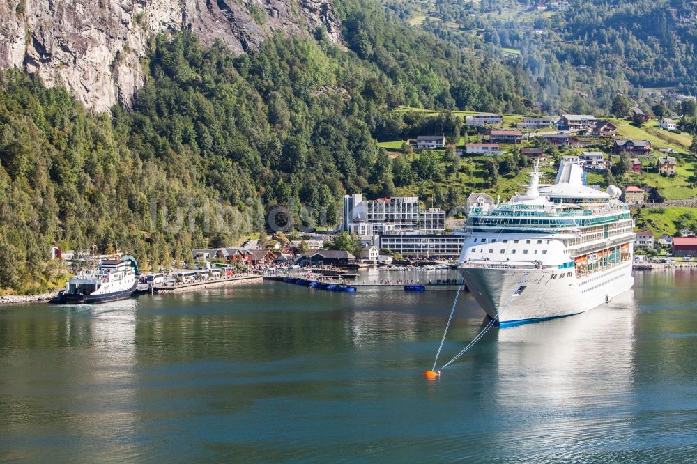 Geiranger aus der Vogelperspektive: Hafenanlagen am Ufer des Hafenbeckens im Fjord von Geiranger in Möre og Romsdal, Norwegen