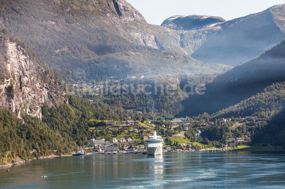 Luftbild Geiranger - Hafenanlagen am Ufer des Hafenbeckens im Fjord von Geiranger in Möre og Romsdal, Norwegen
