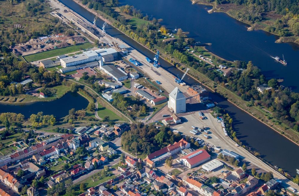 Luftaufnahme Aken - Hafenanlagen am Ufer des Hafenbeckens am Fluss Elbe in Aken im Bundesland Sachsen-Anhalt
