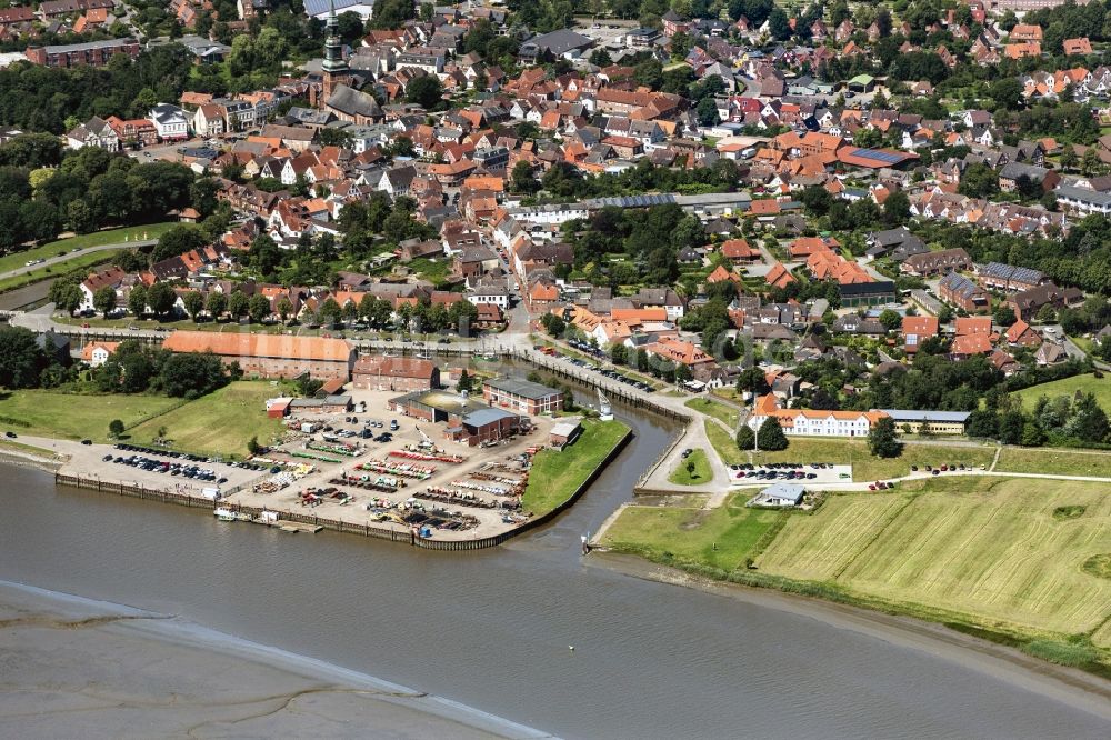 Luftaufnahme Tönning - Hafenanlagen am Ufer des Hafenbeckens Hafen Tönning an der Eider in Tönning im Bundesland Schleswig-Holstein, Deutschland