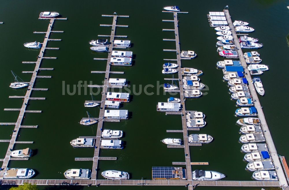 Luftbild Rechlin - Hafenanlagen am Ufer des Hafenbeckens im Hafendorf in Rechlin im Bundesland Mecklenburg-Vorpommern, Deutschland