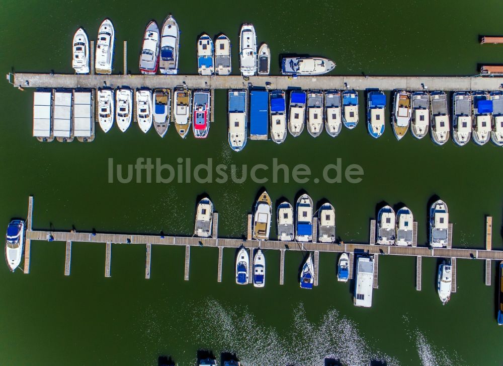 Luftaufnahme Rechlin - Hafenanlagen am Ufer des Hafenbeckens im Hafendorf in Rechlin im Bundesland Mecklenburg-Vorpommern, Deutschland