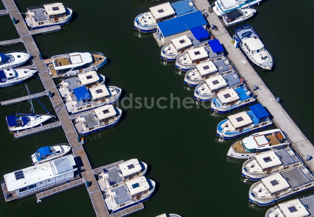 Rechlin von oben - Hafenanlagen am Ufer des Hafenbeckens im Hafendorf in Rechlin im Bundesland Mecklenburg-Vorpommern, Deutschland
