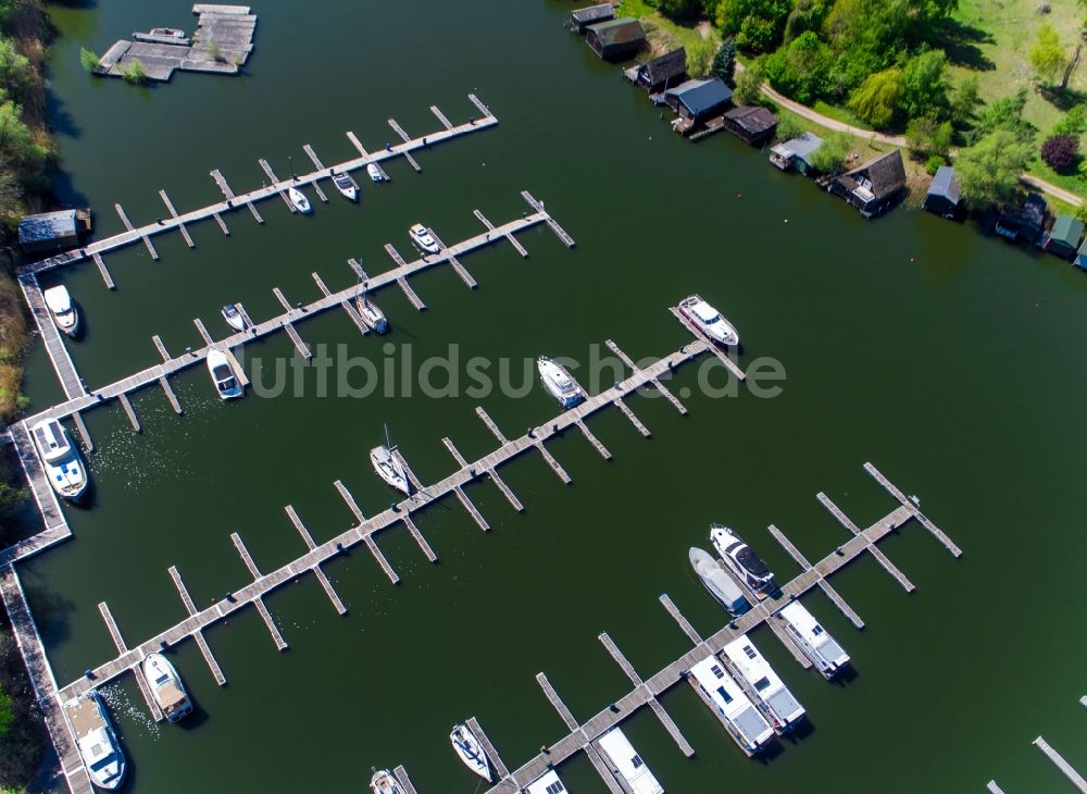 Luftbild Rechlin - Hafenanlagen am Ufer des Hafenbeckens im Hafendorf in Rechlin im Bundesland Mecklenburg-Vorpommern, Deutschland