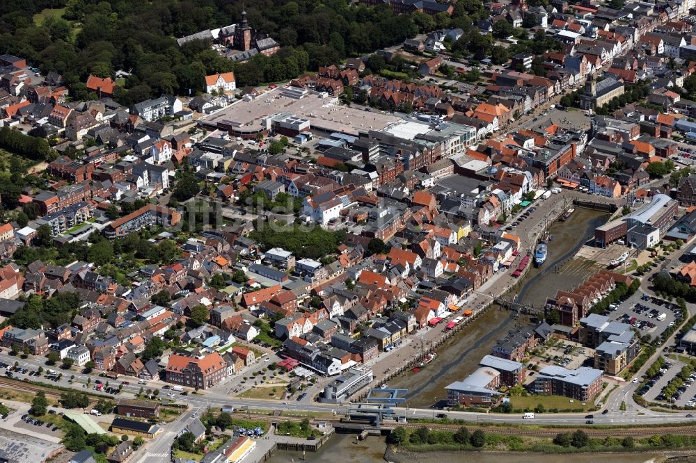 Luftaufnahme Husum - Hafenanlagen am Ufer des Hafenbeckens Husumer Au in Husum im Bundesland Schleswig-Holstein, Deutschland