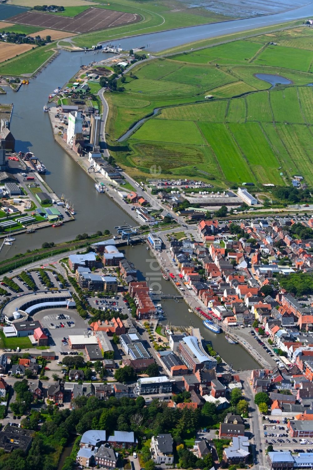Luftbild Husum - Hafenanlagen am Ufer des Hafenbeckens Husumer Au in Husum im Bundesland Schleswig-Holstein, Deutschland