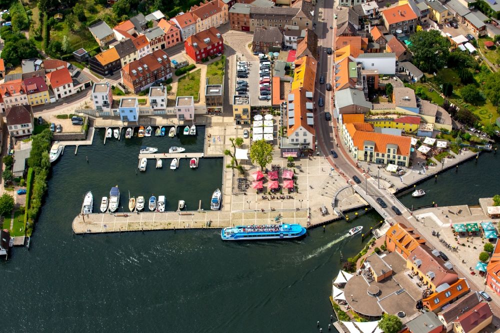 Malchow aus der Vogelperspektive: Hafenanlagen am Ufer des Hafenbeckens in der Innenstadt von Malchow im Bundesland Mecklenburg-Vorpommern