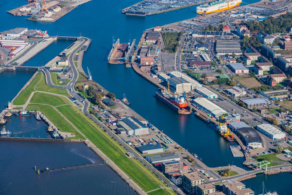 Bremerhaven von oben - Hafenanlagen am Ufer des Hafenbeckens des Kaiserhafen in Bremerhaven im Bundesland Bremen, Deutschland
