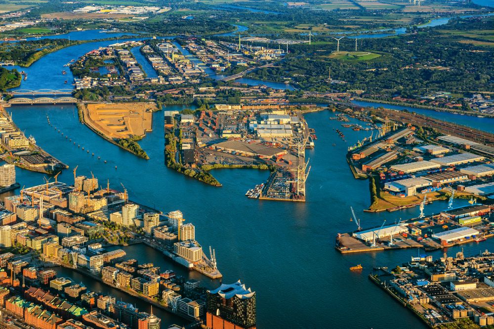 Hamburg aus der Vogelperspektive: Hafenanlagen am Ufer des Hafenbeckens Kleiner Grasbrook in Hamburg, Deutschland