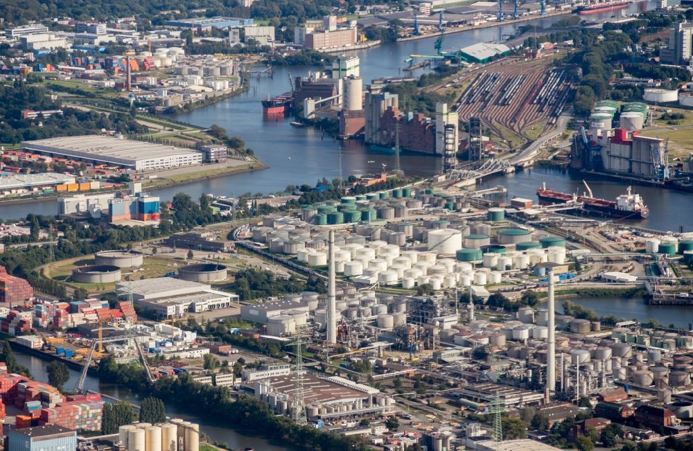 Luftaufnahme Hamburg - Hafenanlagen am Ufer des Hafenbeckens Ölhafen in Hamburg, Deutschland