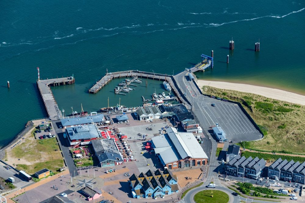 List von oben - Hafenanlagen am Ufer des Hafenbeckens in List auf Sylt im Bundesland Schleswig-Holstein, Deutschland