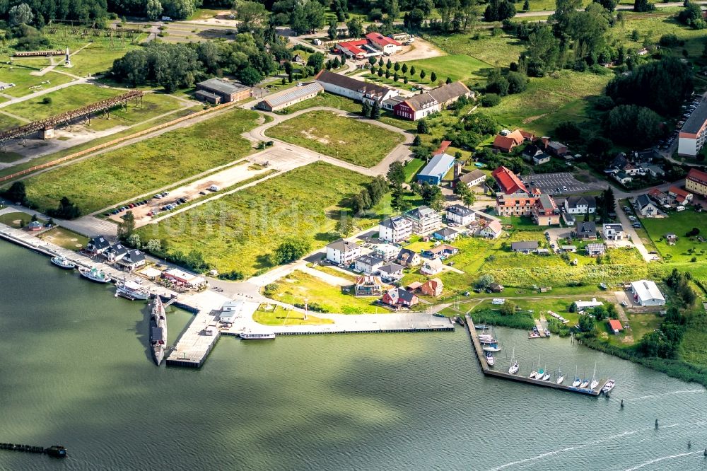 Luftbild Peenemünde - Hafenanlagen am Ufer des Hafenbeckens mit Maritim Museum und u-461 in Peenemünde im Bundesland Mecklenburg-Vorpommern, Deutschland