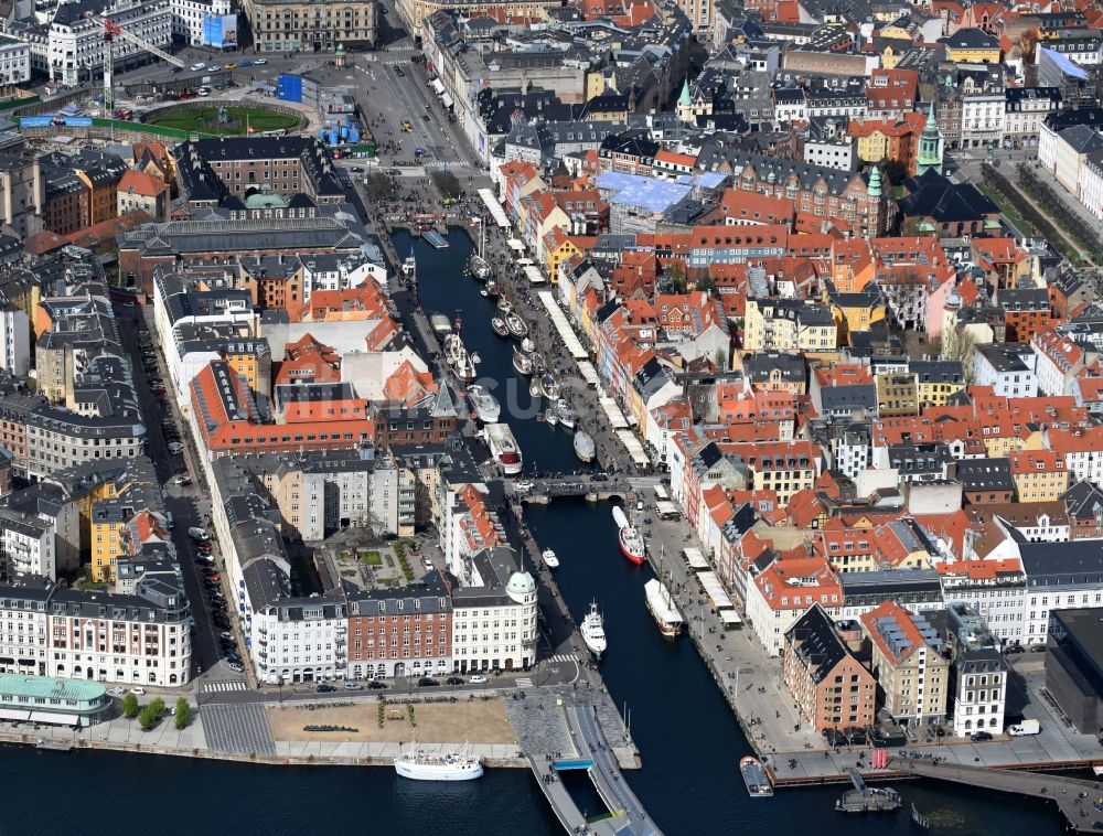 Kopenhagen von oben - Hafenanlagen am Ufer des Hafenbeckens Nyhavn in Kopenhagen in Region Hovedstaden, Dänemark
