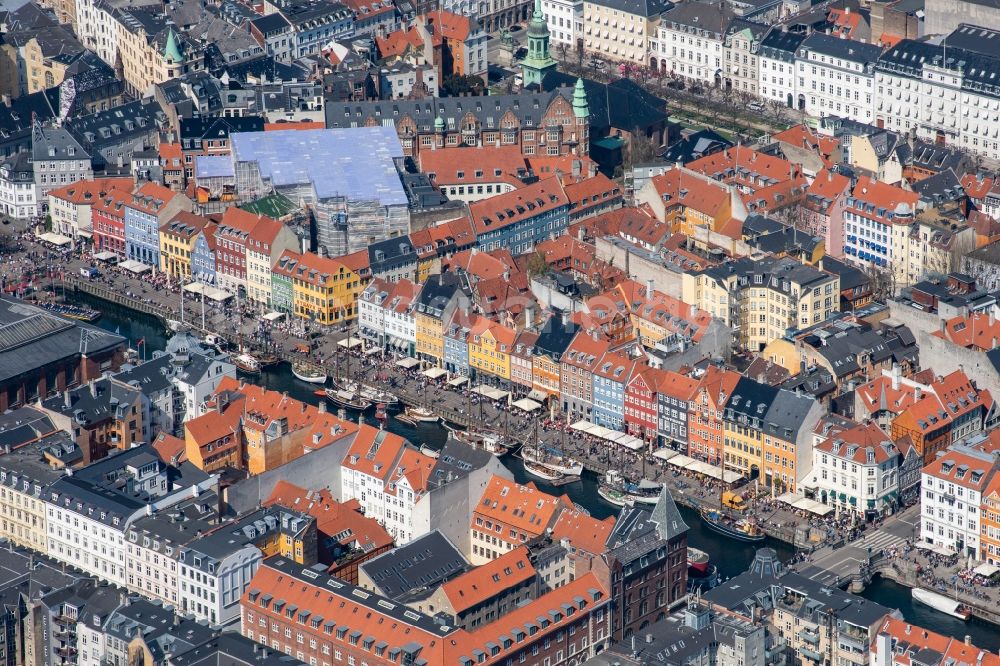 Kopenhagen aus der Vogelperspektive: Hafenanlagen am Ufer des Hafenbeckens Nyhavn in Kopenhagen in Region Hovedstaden, Dänemark