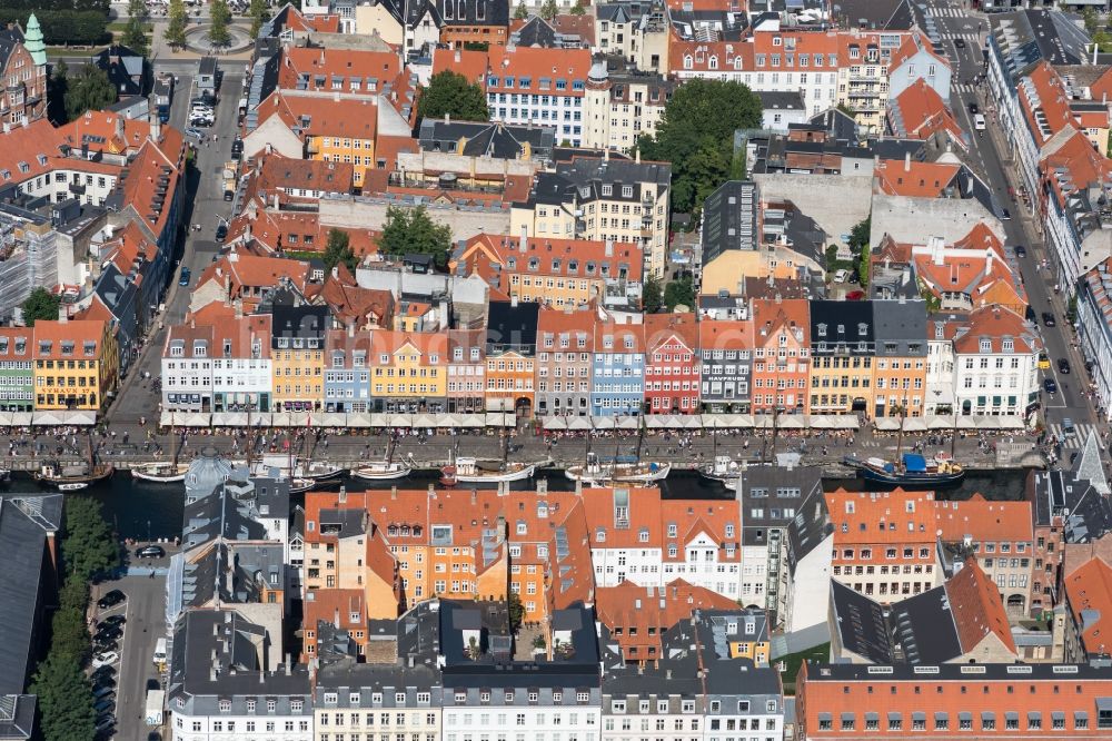 Luftaufnahme Kopenhagen - Hafenanlagen am Ufer des Hafenbeckens Nyhavn in Kopenhagen in Region Hovedstaden, Dänemark
