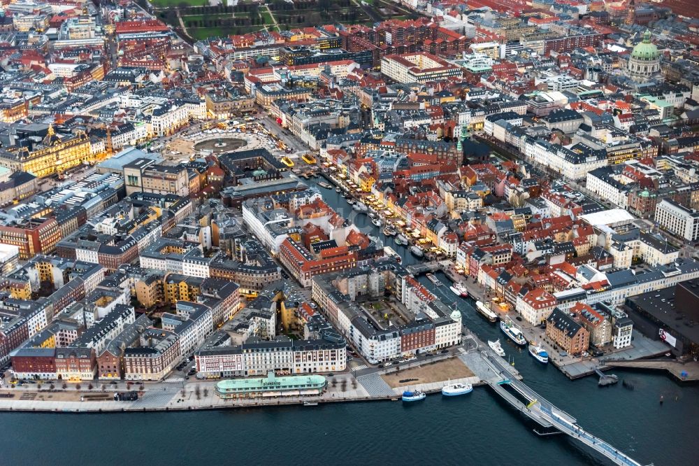 Luftbild Kopenhagen - Hafenanlagen am Ufer des Hafenbeckens Nyhavn in Kopenhagen in Region Hovedstaden, Dänemark