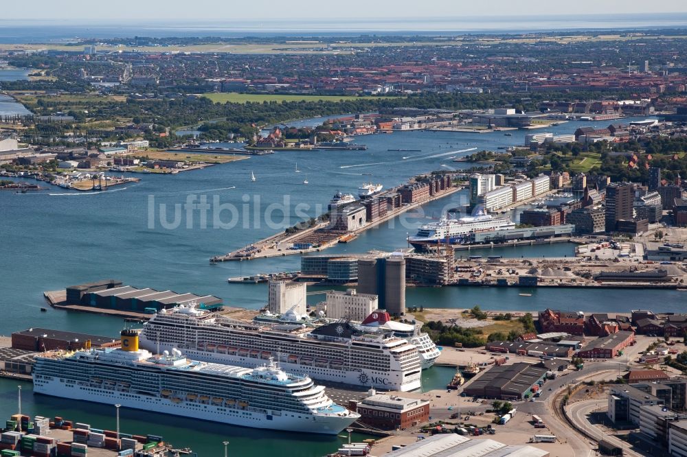 Luftbild Kopenhagen - Hafenanlagen am Ufer des Hafenbeckens im Ortsteil Österbro in Kopenhagen in Region Hovedstaden, Dänemark