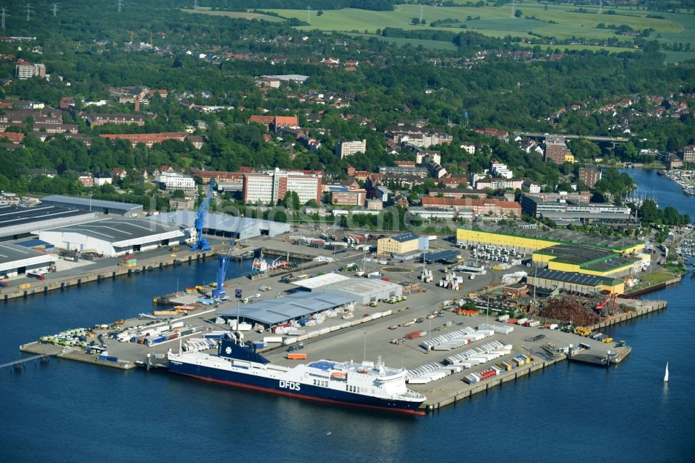 Luftbild Kiel - Hafenanlagen am Ufer des Hafenbeckens Ostuferhafen im Ortsteil Neumühlen-Dietrichsdorf in Kiel im Bundesland Schleswig-Holstein, Deutschland