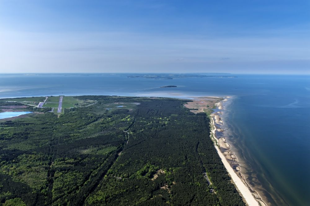 Luftbild Peenemünde - Hafenanlagen am Ufer des Hafenbeckens der Peene in Peenemünde im Bundesland Mecklenburg-Vorpommern