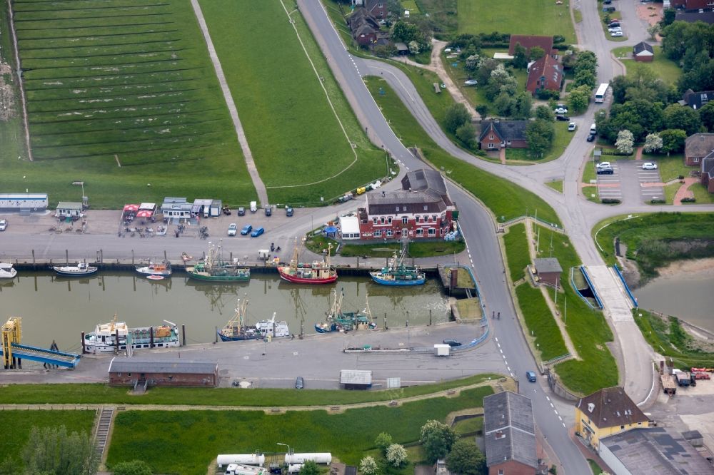 Luftaufnahme Pellworm - Hafenanlagen am Ufer des Hafenbeckens auf Pellworm im Bundesland Schleswig-Holstein