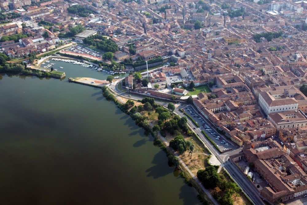 Mantua von oben - Hafenanlagen am Ufer des Hafenbeckens des Porto Catena in Mantua in der Lombardei, Italien