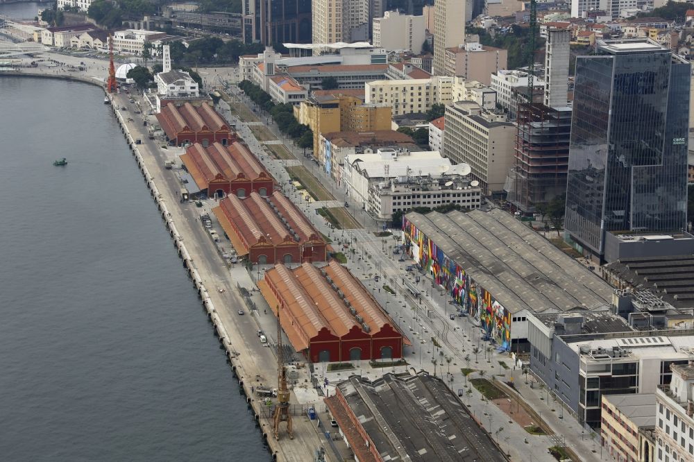 Rio de Janeiro von oben - Hafenanlagen am Ufer des Hafenbeckens Porto Maravilha am Olympic Boulevard vor den Sommerspielen der Spiele der XXXI. Olympiade in Rio de Janeiro in Brasilien